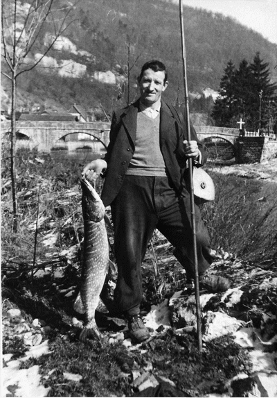 Louis Beuchat et le brochet encore exposé  dans un restaurant de Soubey